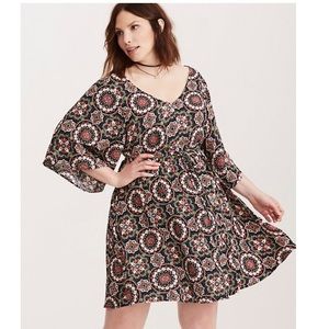 MEDALLION PRINT LATTICE CHALLIS DRESS
